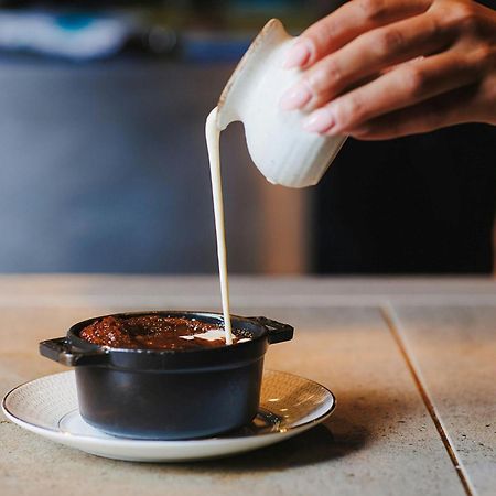 Stock Exchange Hotel, Manchester, Autograph Collection Dış mekan fotoğraf A pot of chocolate pudding being topped with cream