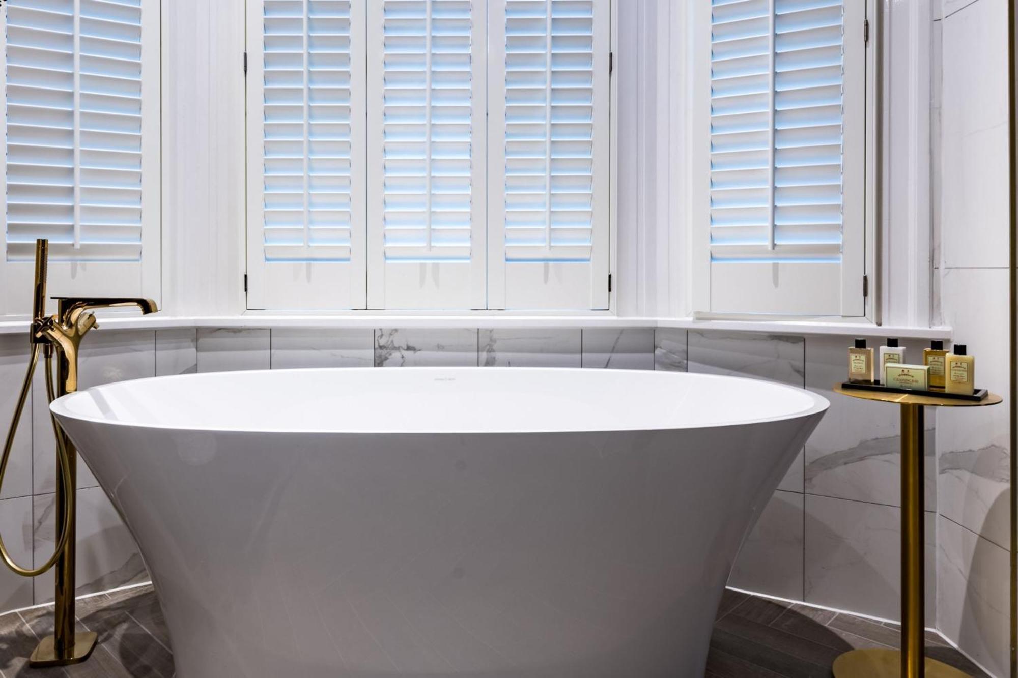 Stock Exchange Hotel, Manchester, Autograph Collection Dış mekan fotoğraf Bathroom shutters