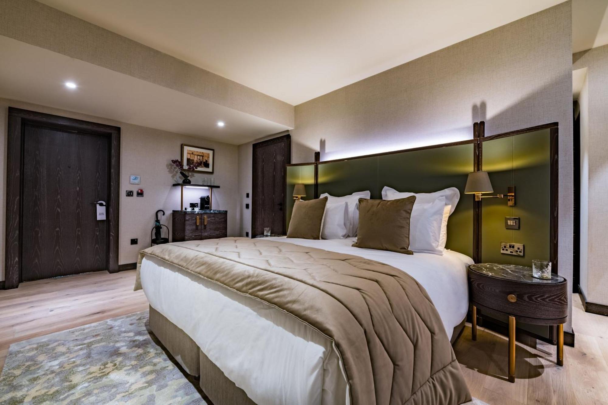 Stock Exchange Hotel, Manchester, Autograph Collection Dış mekan fotoğraf A bedroom at The Ivy Collection, St John's Wood